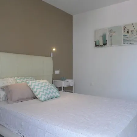 Bright Beach Apartment *